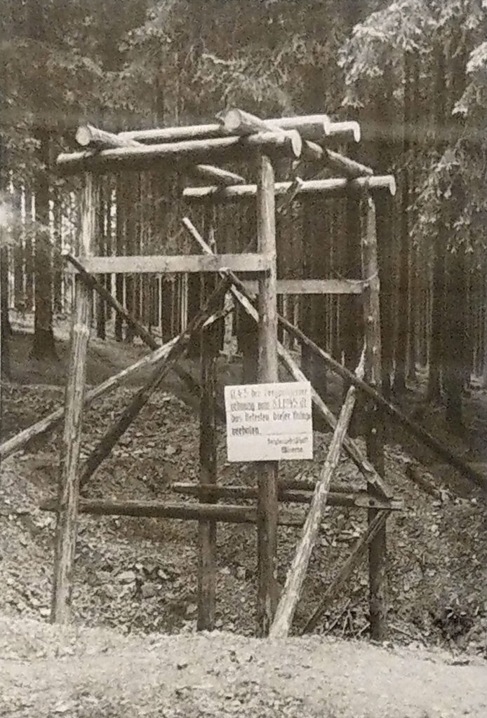 Schachtgerüst aus Holz